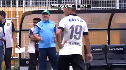 Hakem, oyuncuyu yere indirdi!