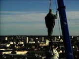 Tours: spectaculaire opération de levage de la statue de Saint-Martin