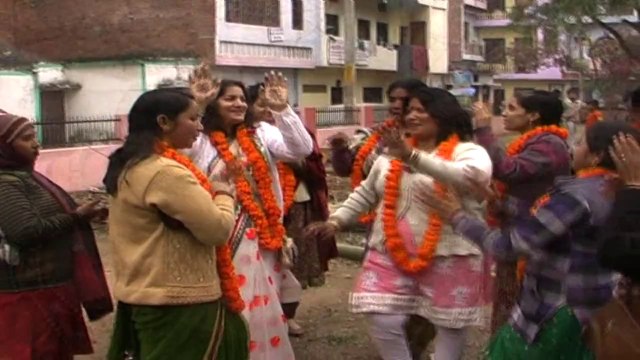 Women BJP activists launch ‘mehndi’ campaign for NaMo