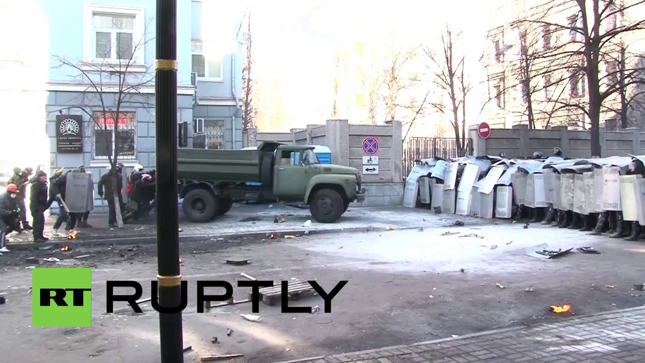 Ukraine: Protesters break police cordon around parliament