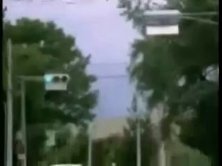 Crows using traffic to crack walnut - YouTube