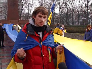 Киевлянам раздают желто-голубые ленточки