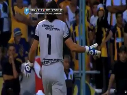 Un chien sur un terrain de foot se lache sur le terrain!