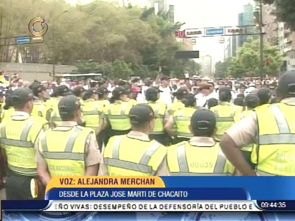 Estudiantes empiezan a concentrarse en la plaza  José Martí de Chacaíto