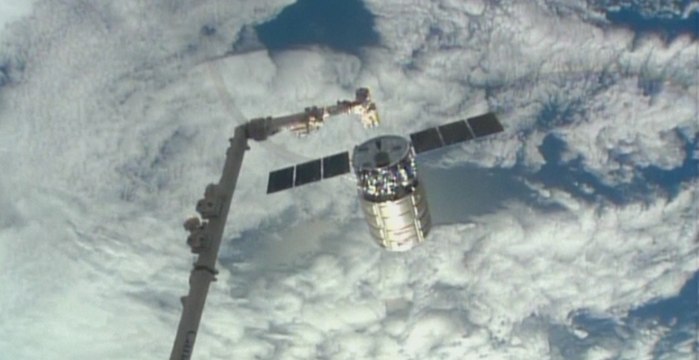 Lentement, le cargo privé Cygnus se détache de la Station spatiale internationale
