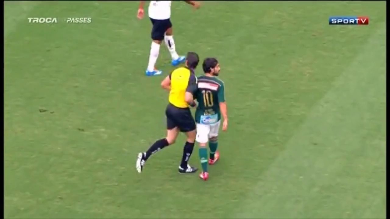 Un arbitre met un coup de tête à un joueur