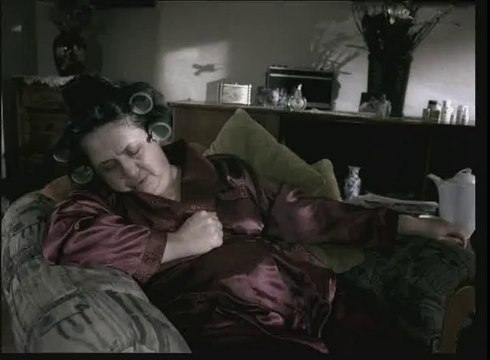 Questa donna dorme. Ma guardate cosa fa il marito