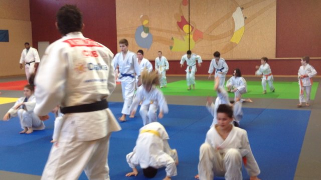 L'équipe cubaine masculine de judo s'entraîne avec les jeunes licenciés