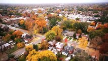 Nous adorons Detroit, et tous les investisseurs qui viennent nous voir sur place sont agréablement surpris de la beauté des quartiers où sont localisées nos biens. Voici, vu du ciel, un superbe aperçu de la ville en pleine renaissance et des agréables rue