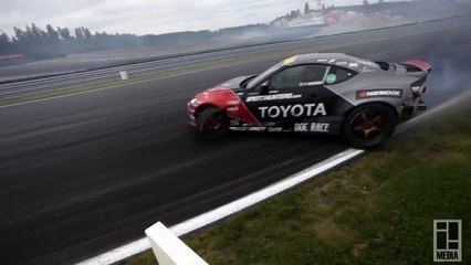Fredric Aasbø et Mad Mike Whiddett réalisent un drift à 220 km/h