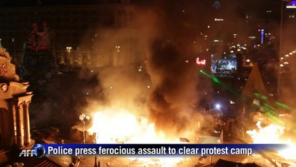 Clashes, explosions rock Kiev as police storm protest camp
