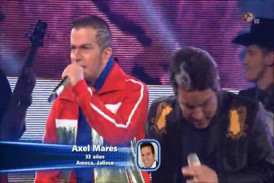 Axel Mares imitando a René de Calle 13 con Tigres del Norte
