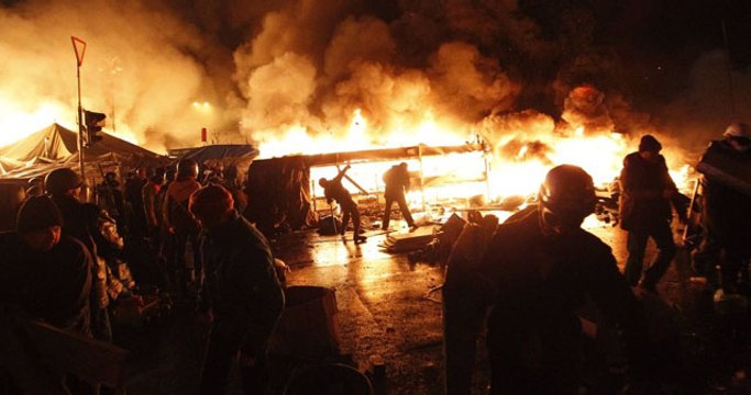 Pluie de cocktails molotov et mur de flammes à Kiev