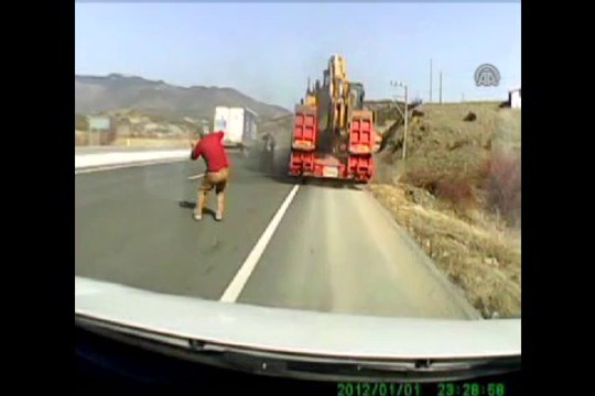 Tırın lastikleri önce patladı ardından yandı