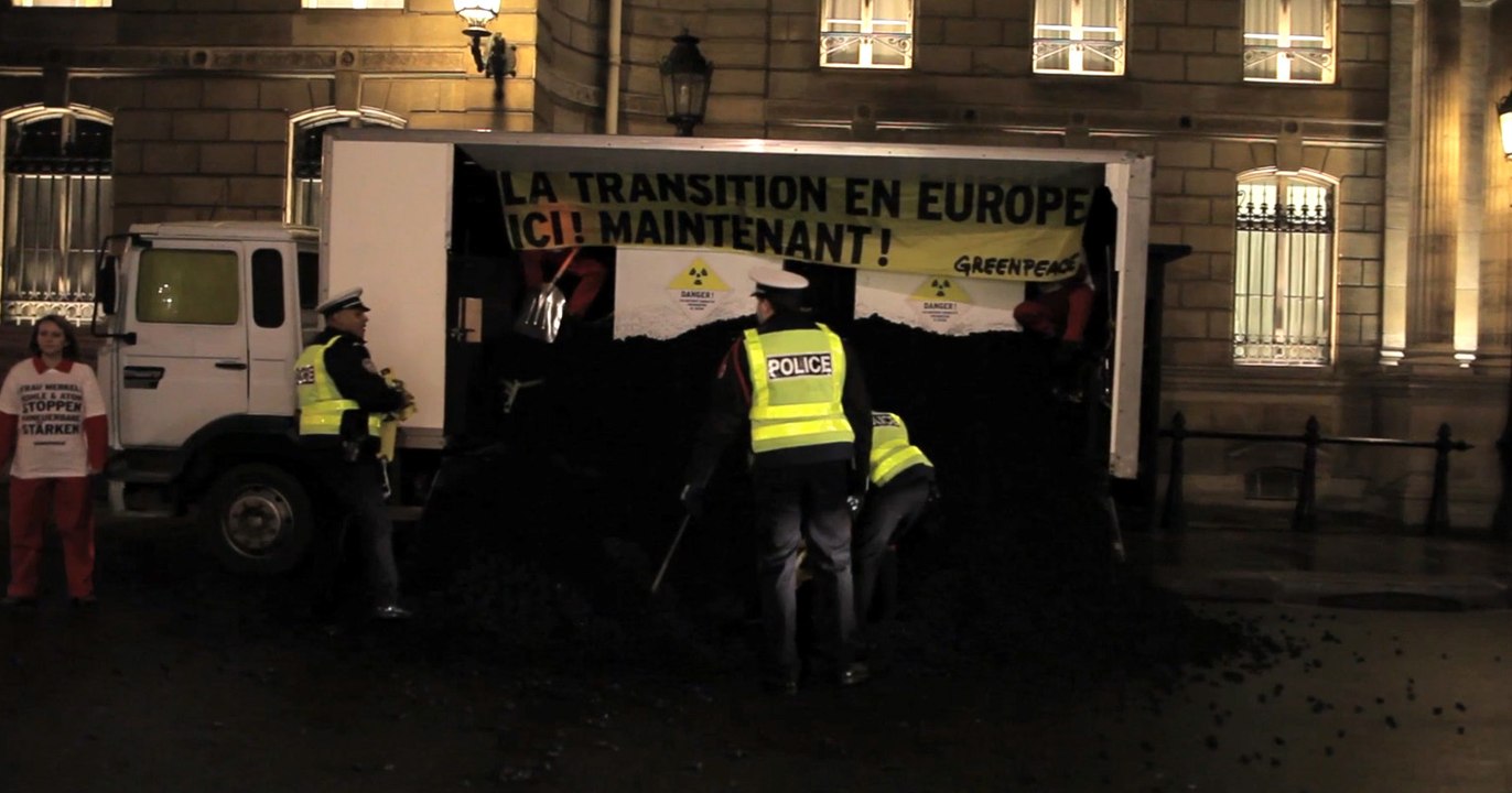 Greenpeace déverse 5 tonnes de charbon devant l'Elysée