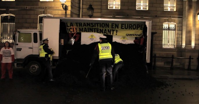 Greenpeace déverse 5 tonnes de charbon devant l'Elysée
