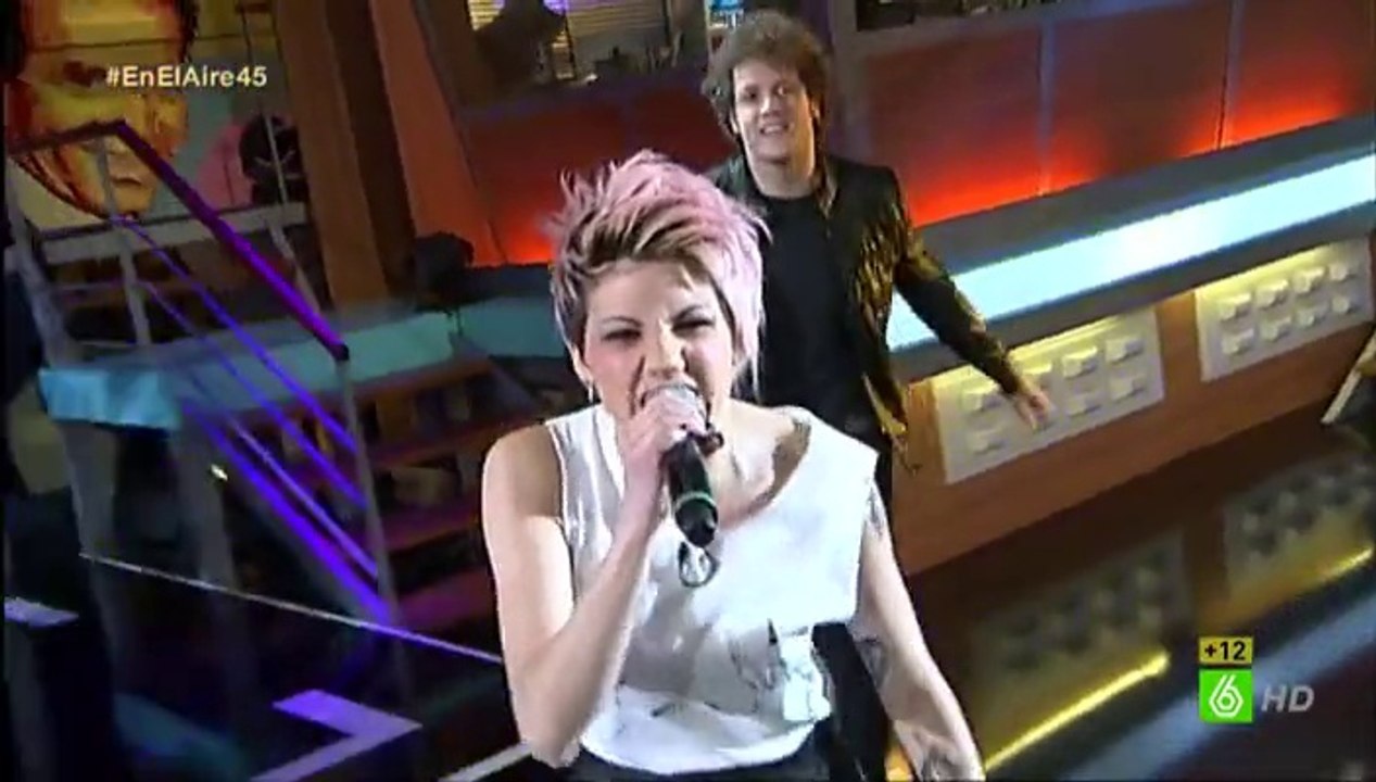 Daniel Diges y Angy, dos de los protagonistas de "Hoy no me puedo levantar", visitan el plató de En el aire.