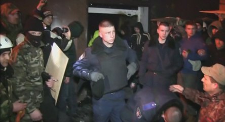 Ukraine : à Lviv, certains policiers préfèrent se rendre