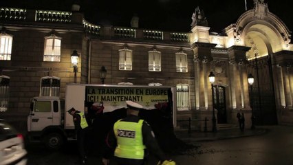 Greenpeace espalha carvão em frente à presidência francesa