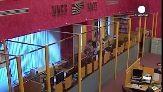 El euro soprepasa por primera vez la cota de 49 rublos, tras agudizarse la caída de la moneda rusa