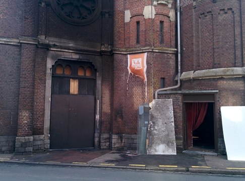 La façade de l'église Notre Dame de la Marlière endommagée à Tourcoing
