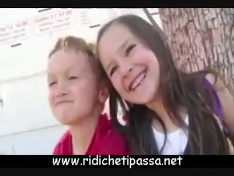 Questo ragazzino riceve il suo primo bacio da una ragazzina. Guardate la sua reazione