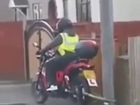 Un jeune motard débile oublie l'antivol... Trop marrant!