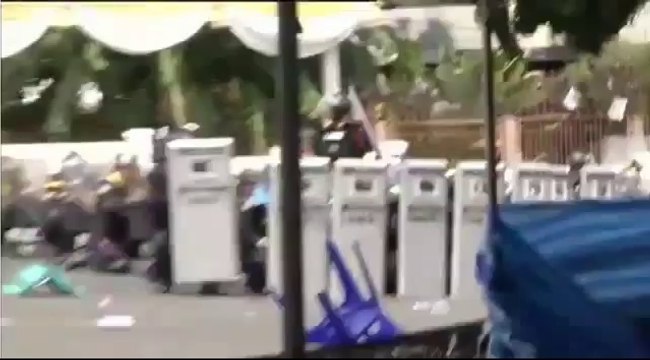 Policier antiémeute reçoit une grenade à Bangkok