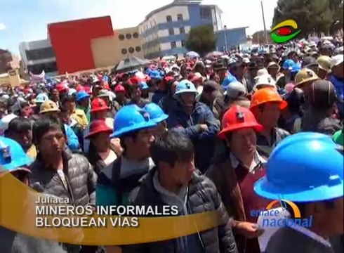 Mientras mineros informales de Ananea levantan paro manifestantes de Sandia y Carabaya bloquean principales vías perjudicando a cientos de pasajeros.