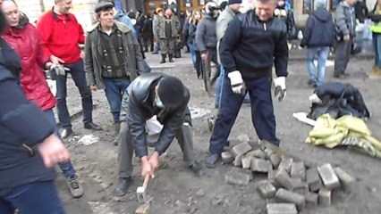New Protesters Arrive at Independence Square After Deadly Clashes