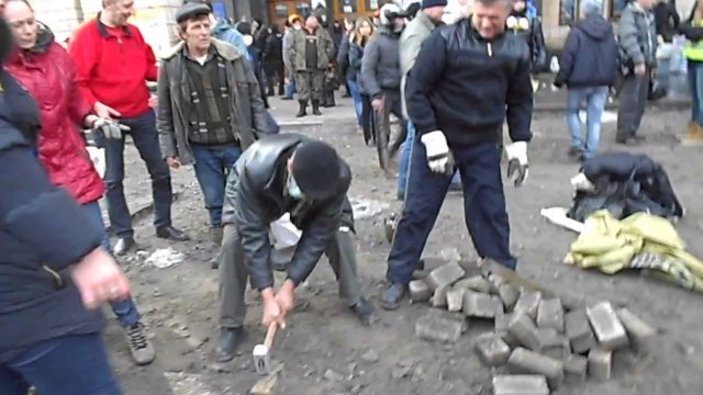 New Protesters Arrive at Independence Square After Deadly Clashes