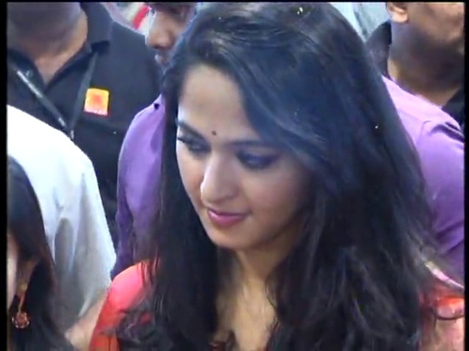 Anushka Shetty Halchal in Kakinada Kalamandir Shopping Mall