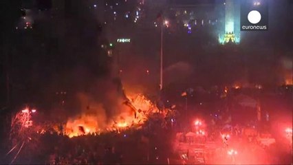 Download Video: A Kiev una notte di scontri sotto la farsa del cessate il fuoco