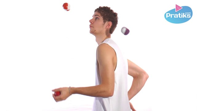 Jonglerie - Comment faire passer une balle dans le dos