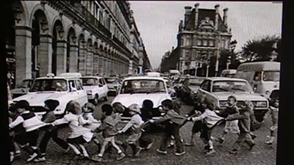 Enfants traversant la rue de Rivoli - Paris