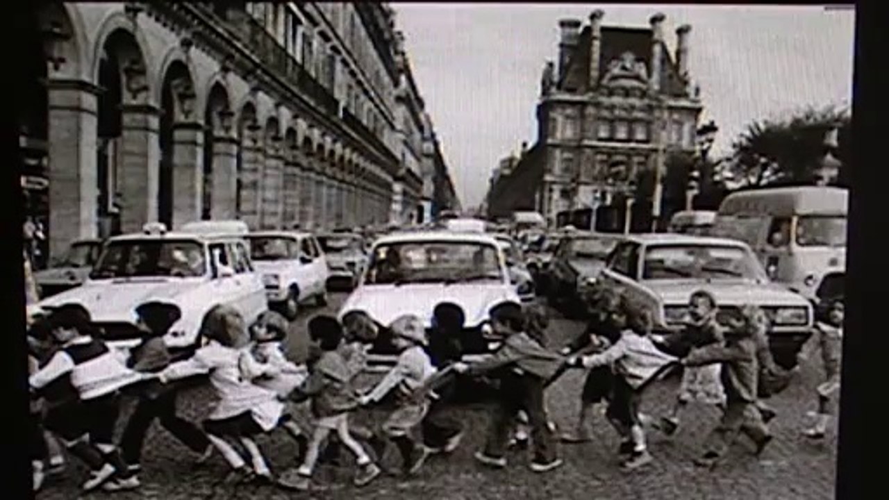 Enfants traversant la rue de Rivoli - Paris