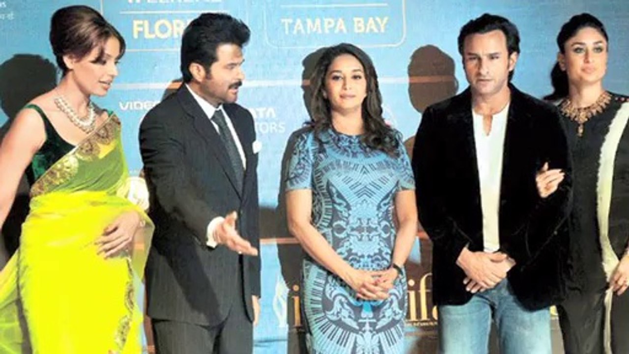 Kareena Kapoor Khan and Bipasha Basu KISS - MUST WATCH