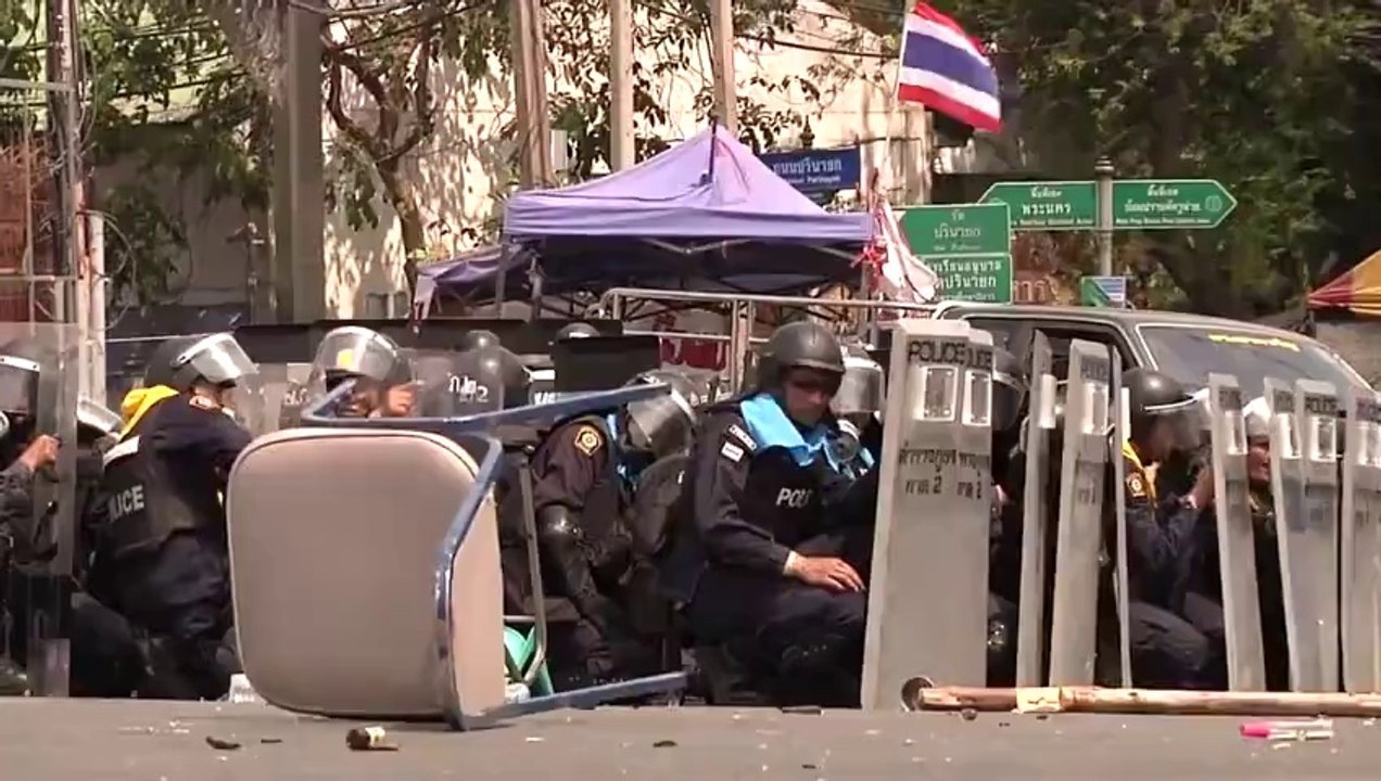 El Bombasına Tekme Atan Polis www.atesclup.com