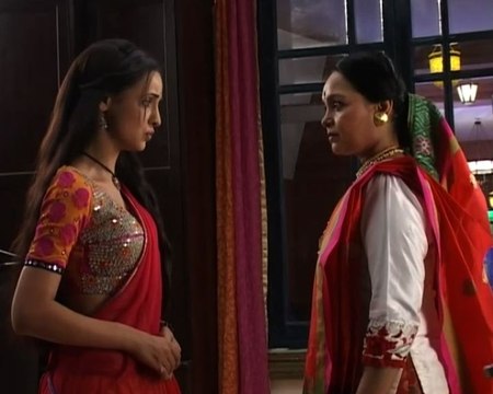 Rangrasiya Chachi confronts Paro