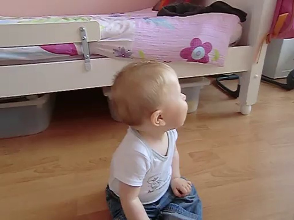 Cerise fait rire sont frère