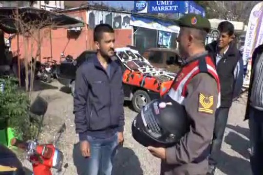 Jandarma ceza için değil, kask dağıtmak için durdurdu