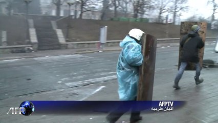 مقتل 25 متظاهرا على الاقل في وسط كييف في صدامات مع الشرطة