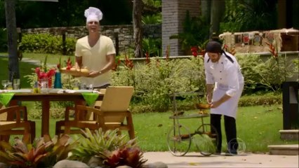 Marina e Clara conversam na piscina