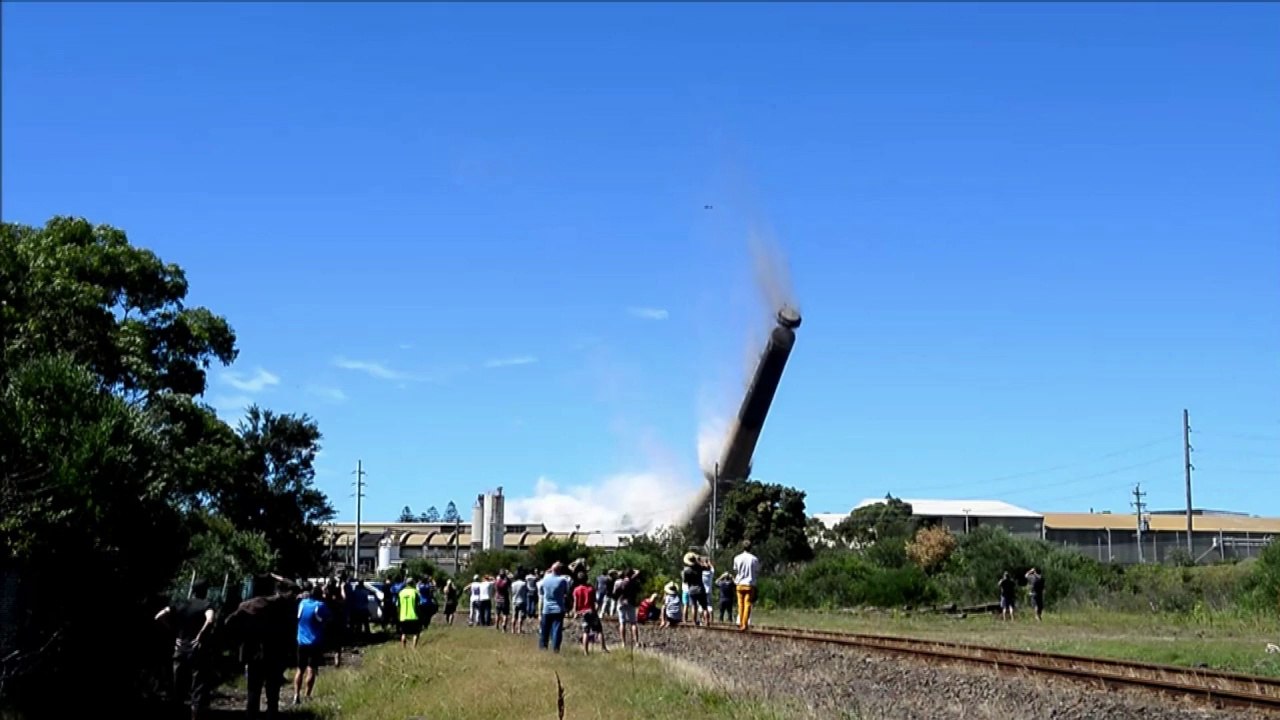 Sturz eines giganten: 200-meter-schornstein gesprengt