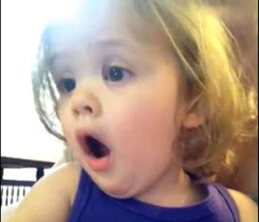 Duygusal Müzik Dinleyince Ağlayan Küçük Kız