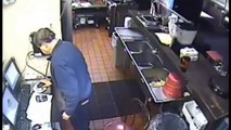 Un employé de Pizza Hut fait pipi dans l'évier