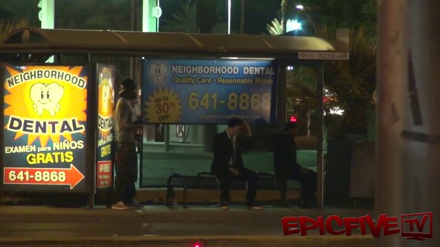Un sniper tire sur des citoyens qui attendent le bus