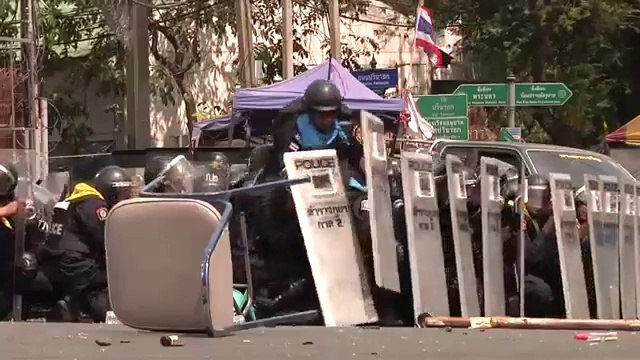Explosion d'une grenade en plein milieu de policiers anti-émeutes!