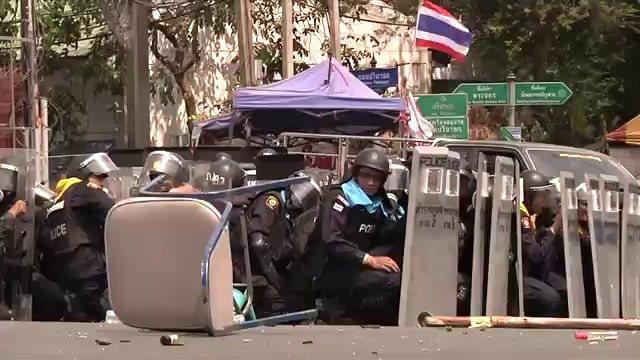 Cop shooting in a grenade : FAIL!