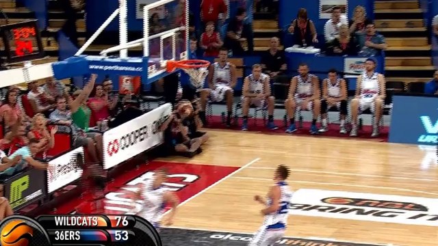 NBL - Espectacular mate de Ennis